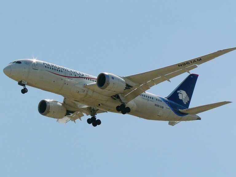 Aeromexico Boeing 787 Dreamliner N961AM on approach to Madrid Barajas