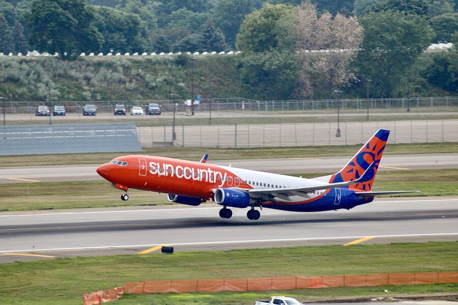 Sun Country Airlines Boeing 737-800 on takeoff from Minneapolis-St Paul