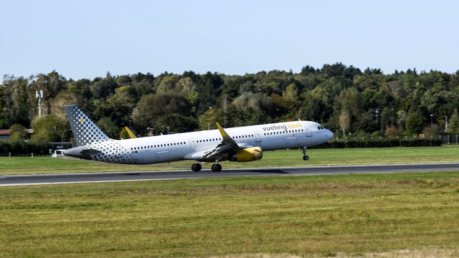 Vueling Airbus A321 lifting off on a clear day